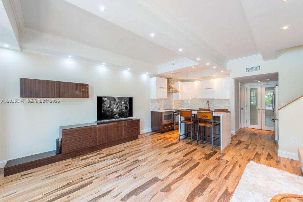 400 S Pointe Dr , Unit 307, Miami Beach, FL 33139 Photo