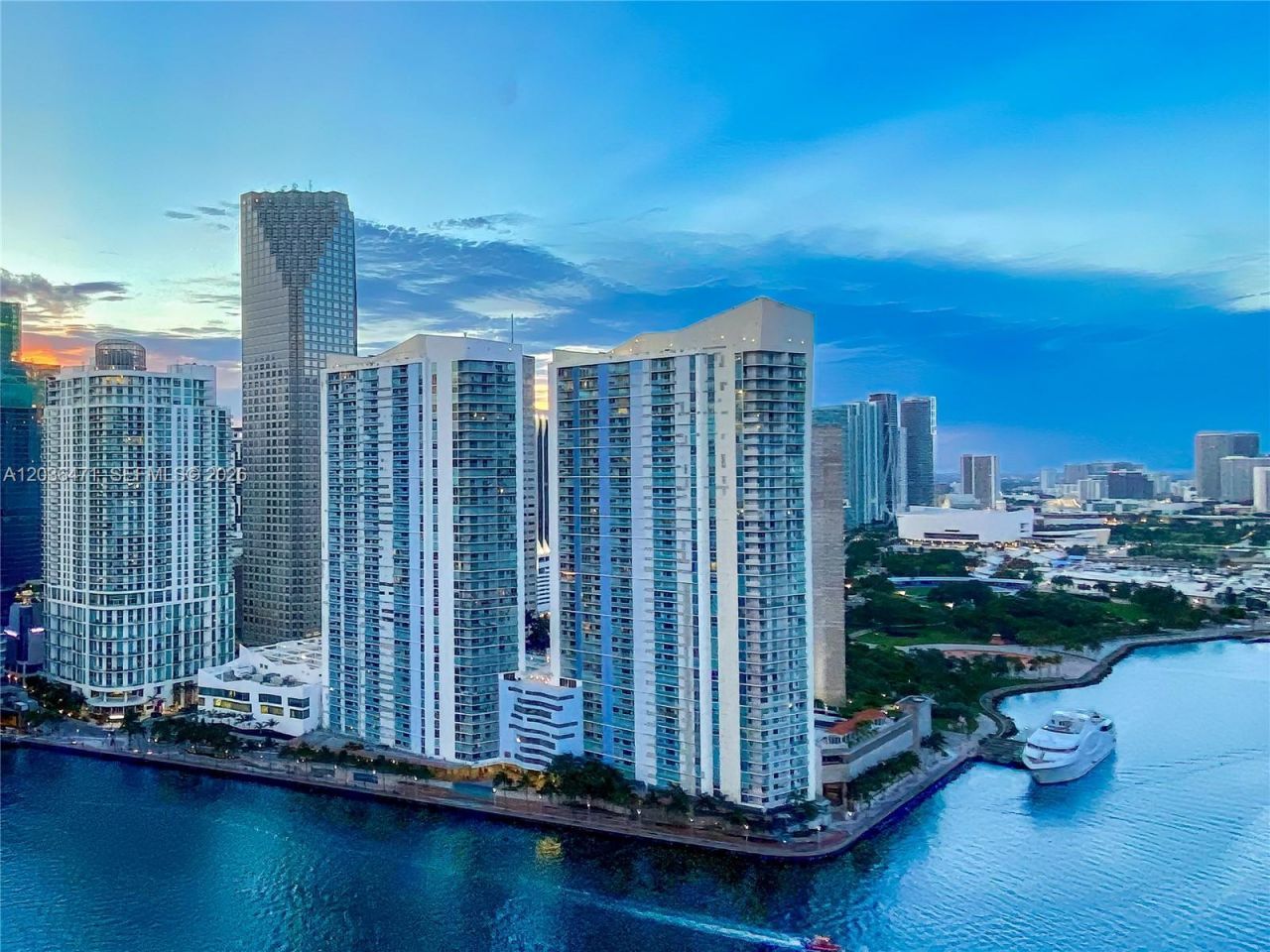335 S Biscayne Blvd, Unit LPH-04, Miami, FL 33131 Main Photo