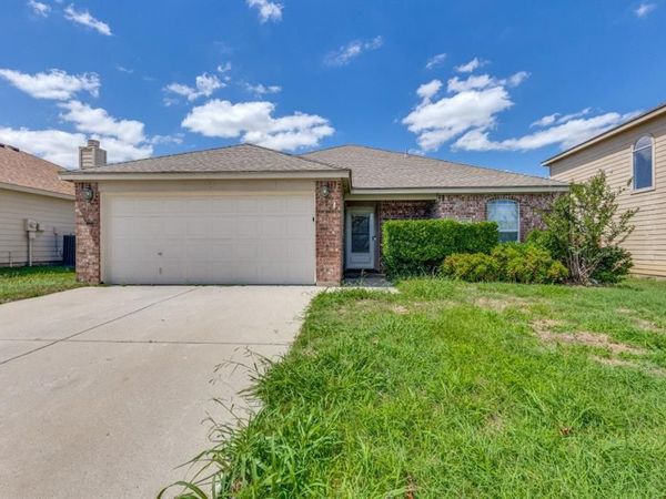 900 San Felipe Trail , Fort Worth, TX 76052