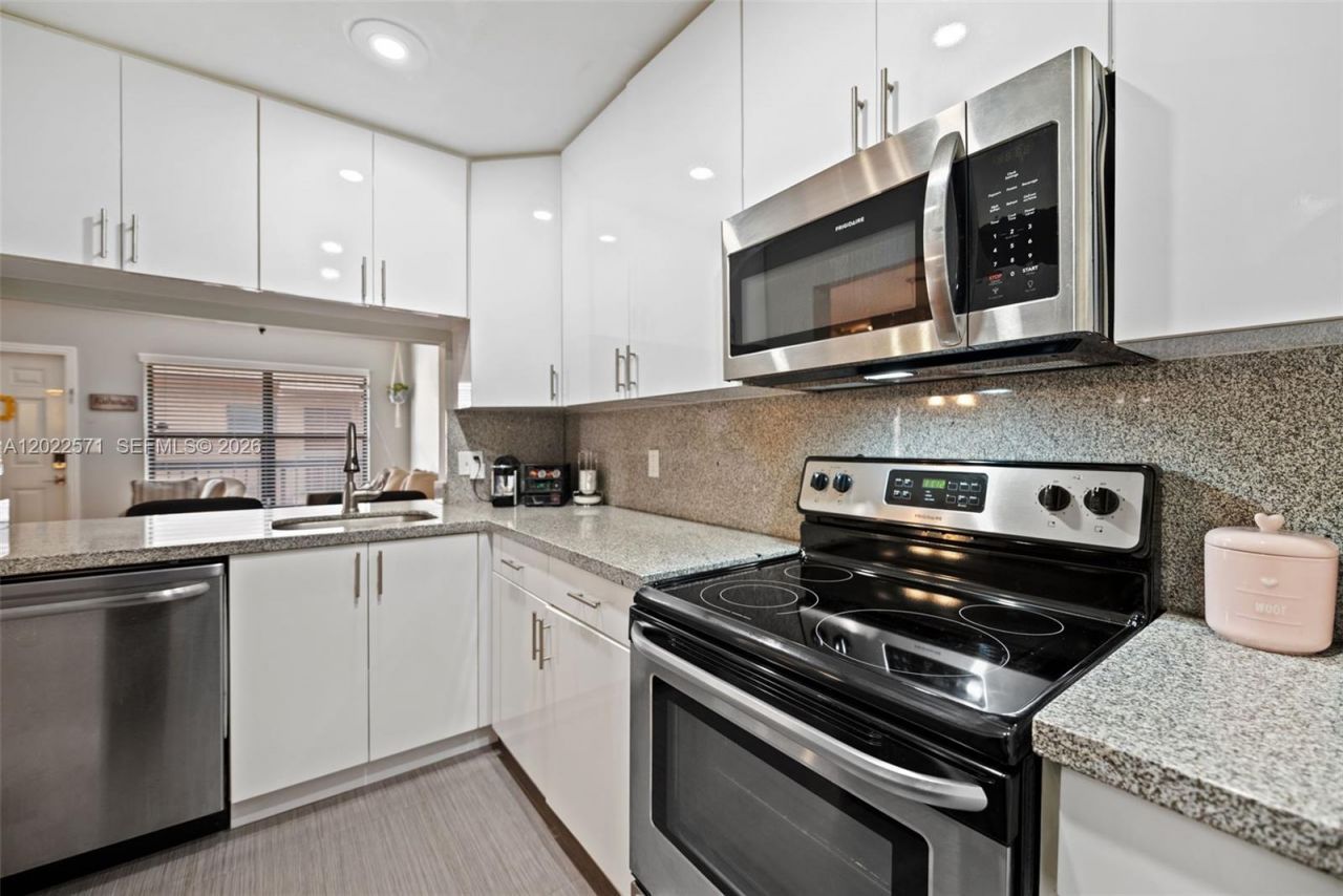 10049 Winding Lake Rd , Unit 202, Sunrise, FL 33351 Photo
