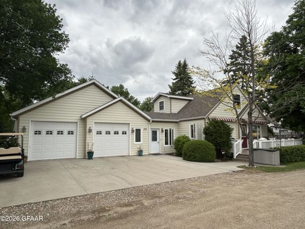 238 W 12TH Street , Grafton, ND 58237