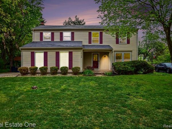 1749 Freemont Drive, Troy, MI 48098