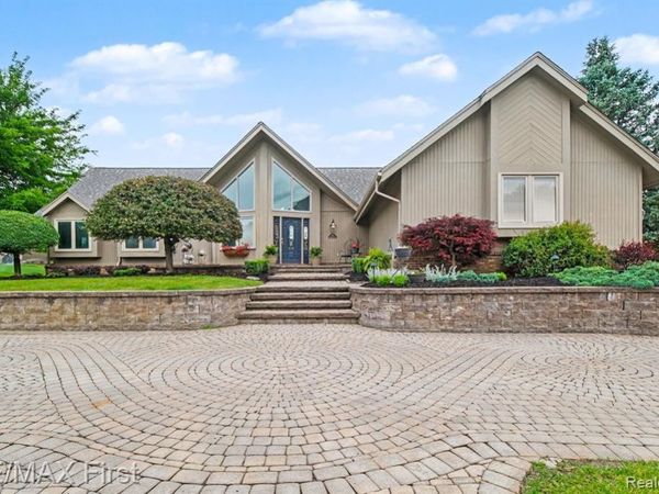 601 Brookwood Lane E, Rochester Hills, MI 48309