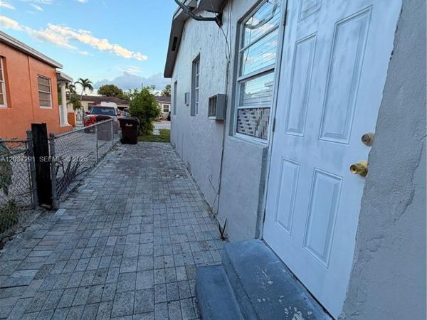 505 E 18th St , Hialeah, FL 33013