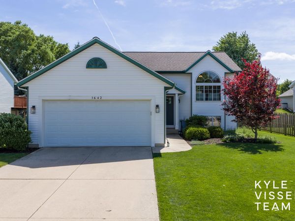 1642 Simmons Avenue NE, Grand Rapids, MI 49505