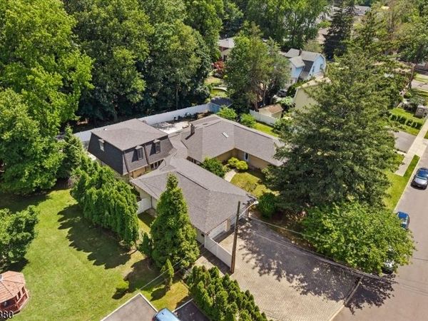 1 Ranch Ct, Saddle Brook, NJ 07663