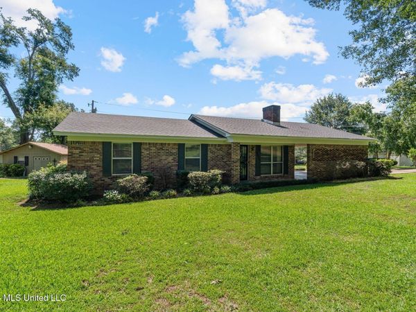 2072 Oakhurst Drive, Grenada, MS 38901