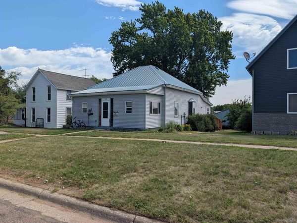 704 Ave H, Hawarden, IA 51023