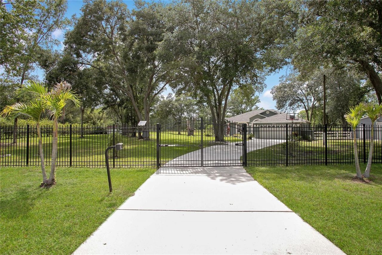19616 Livingston Avenue , Lutz, FL 33559 Photo