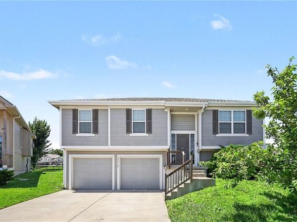 21710 North Ridge, Peculiar, MO 64078