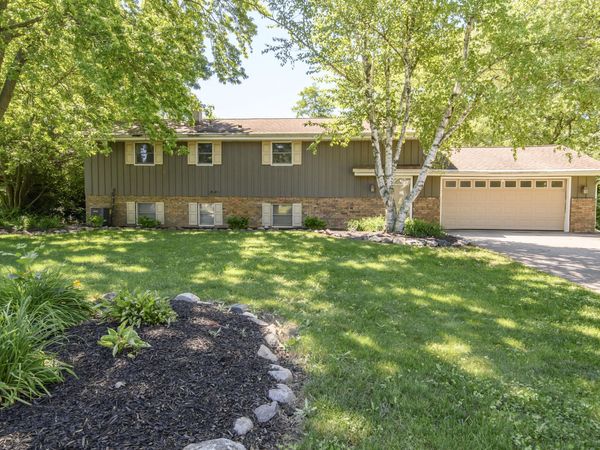 705 Fox Knoll Dr, Rochester, WI 53185