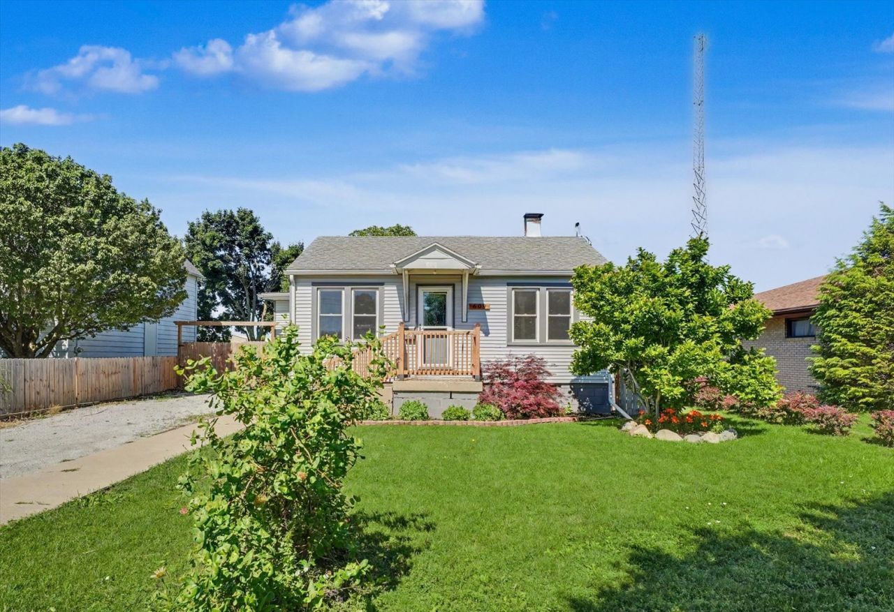 609 S Sangamon Avenue, Gibson City, IL 60936 Main Photo