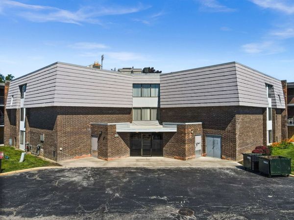 924 S Lake Court , Unit 105, Westmont, IL 60559