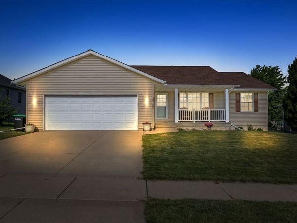 2460 Prairie Hill Drive , Marion, IA 52302