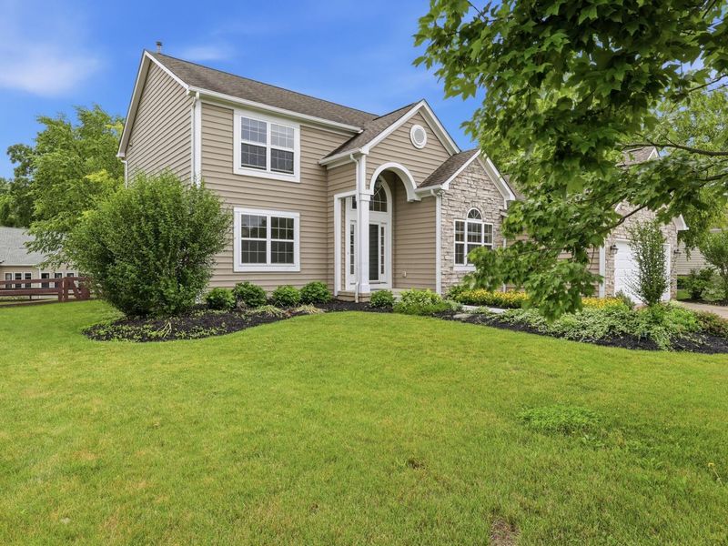 2830 Abbey Knoll Drive, Lewis Center, OH 43035 Photo 2