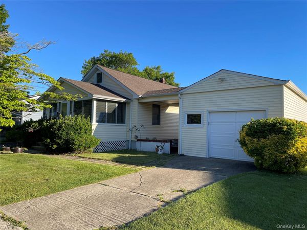 185 Seward Street , West Babylon, NY 11704
