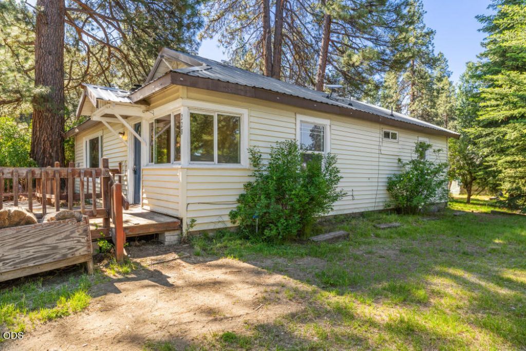 228 E Schonchin Street, Chiloquin, OR 97624 Main Photo
