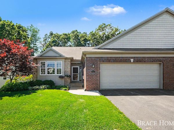 2902 Woodridge Circle NE, Grand Rapids, MI 49525