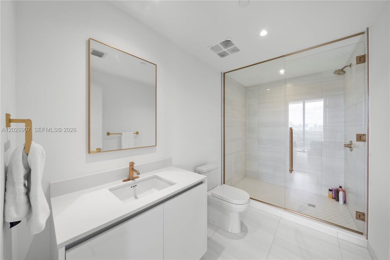 2678 Tigertail Ave, Unit 1702, Miami, FL 33133 Photo