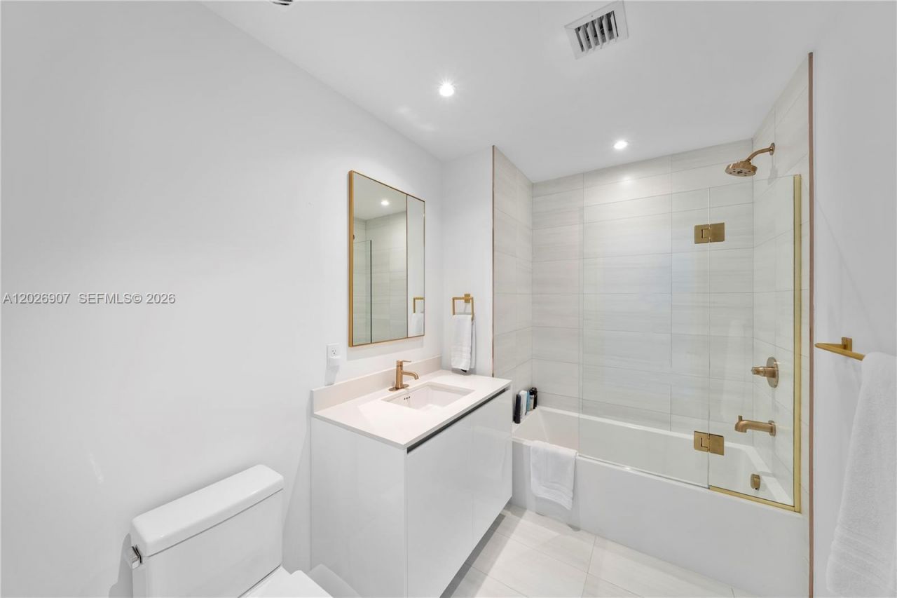 2678 Tigertail Ave, Unit 1702, Miami, FL 33133 Photo