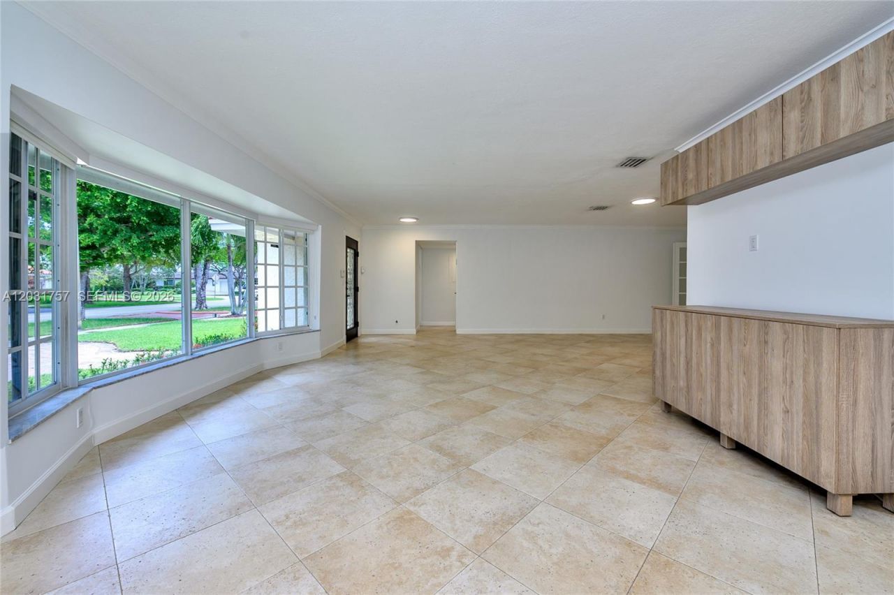 2120 NE 207th St , Miami, FL 33179 Photo