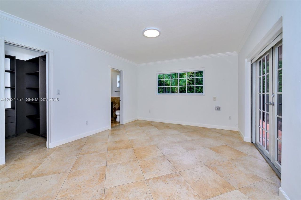 2120 NE 207th St , Miami, FL 33179 Photo