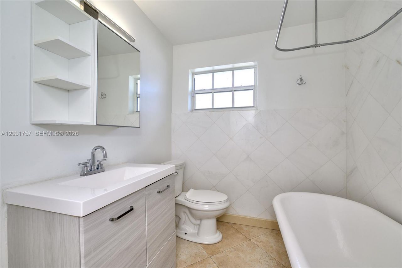 2120 NE 207th St , Miami, FL 33179 Photo