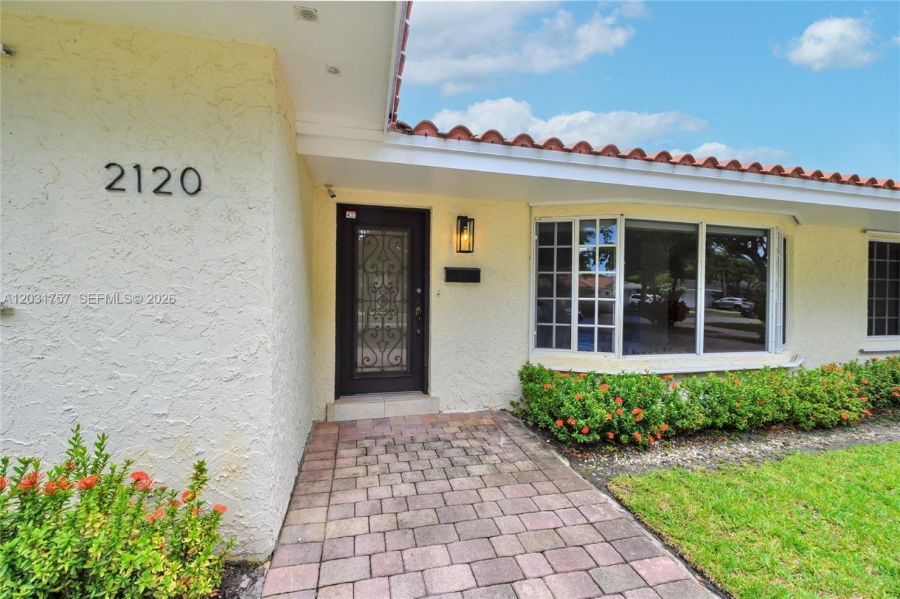 2120 NE 207th St , Miami, FL 33179 Photo