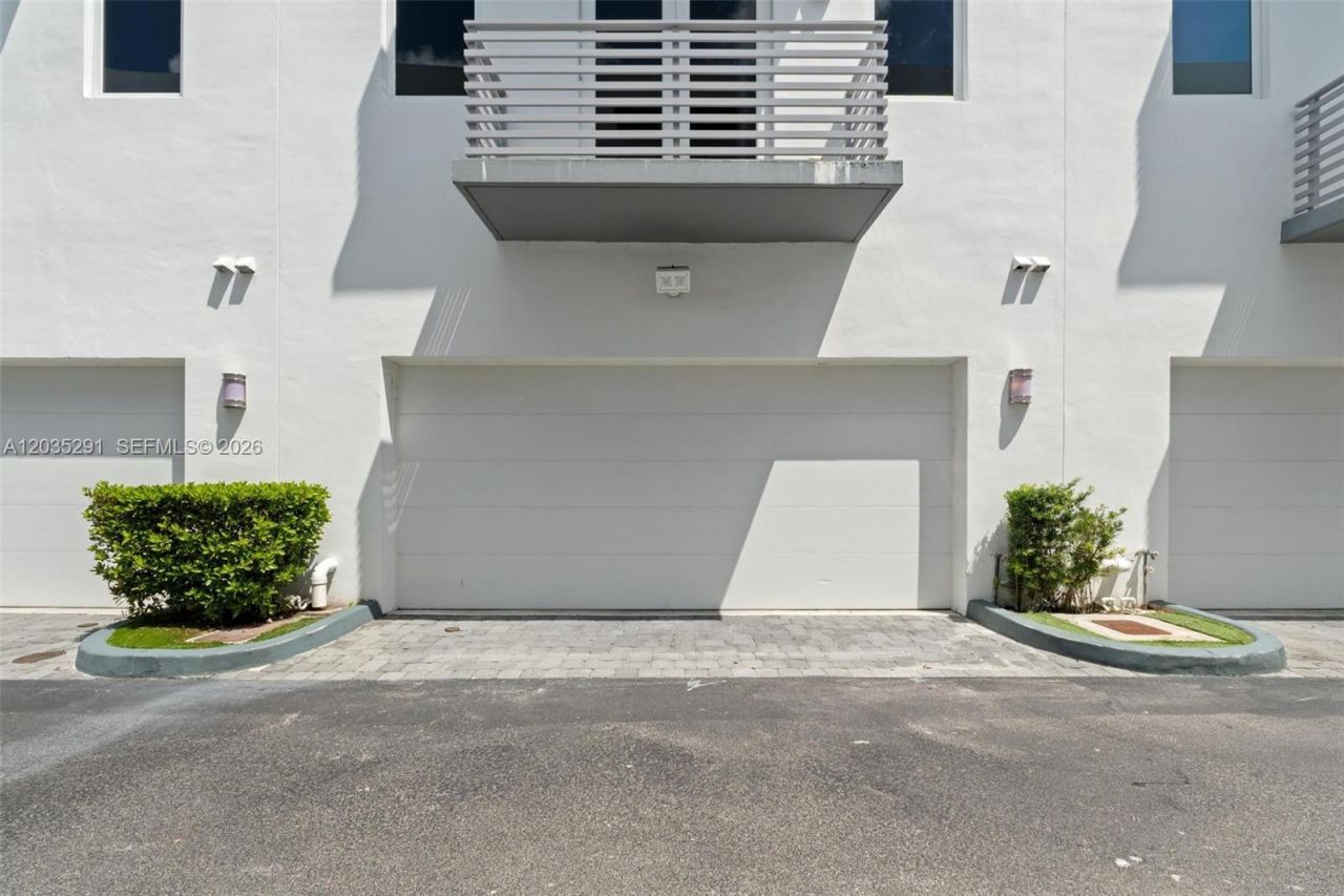 9161 NW 33rd St , Doral, FL 33172 Photo