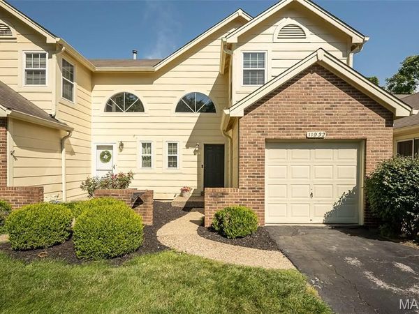 11932 Autumn Lakes Drive, Maryland Heights, MO 63043