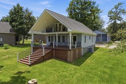 347 Bedford Way photo 4