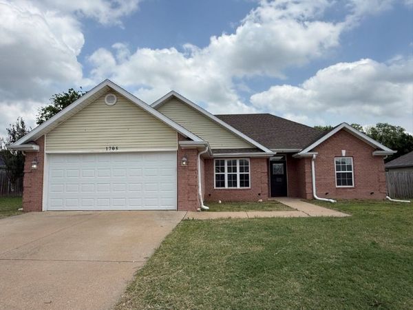 1705 N Valor , Siloam Springs, AR 72761