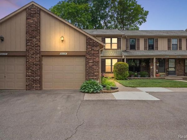 31609 Green Meadow Lane, Warren, MI 48093