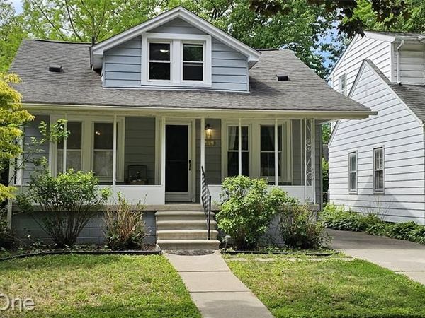 2073 Roslyn Road, Grosse Pointe Woods, MI 48236