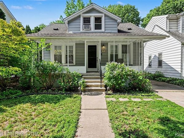 2073 Roslyn Road, Grosse Pointe Woods, MI 48236