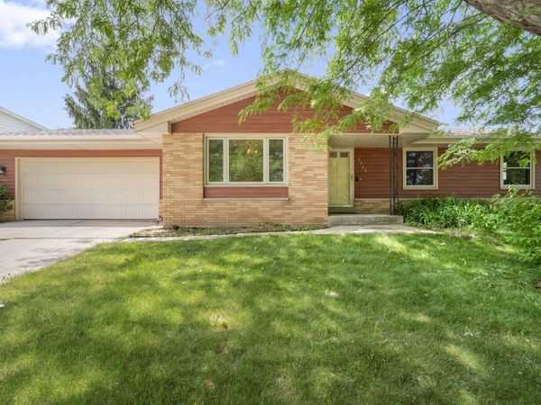 7565 S Lenox Ave, Oak Creek, WI 53154