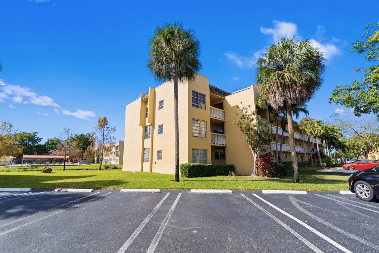 6020 NW 64th Avenue, Unit 208, Tamarac, FL 33319 Photo