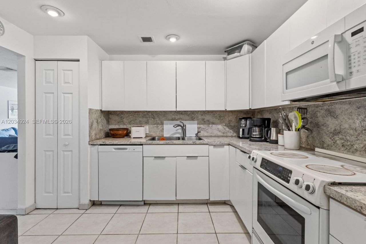 575 Crandon Blvd, Unit 413, Key Biscayne, FL 33149 Photo