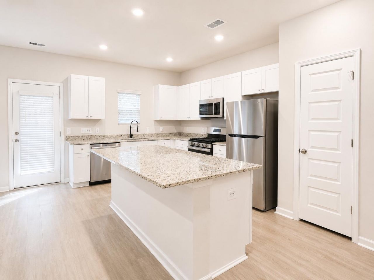8040 Reagan Way Photo 4