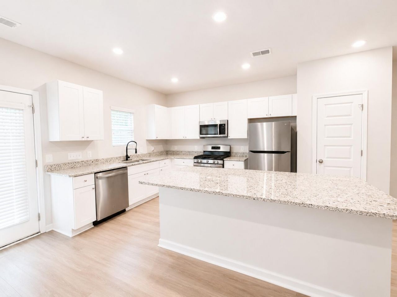 8040 Reagan Way Photo 7