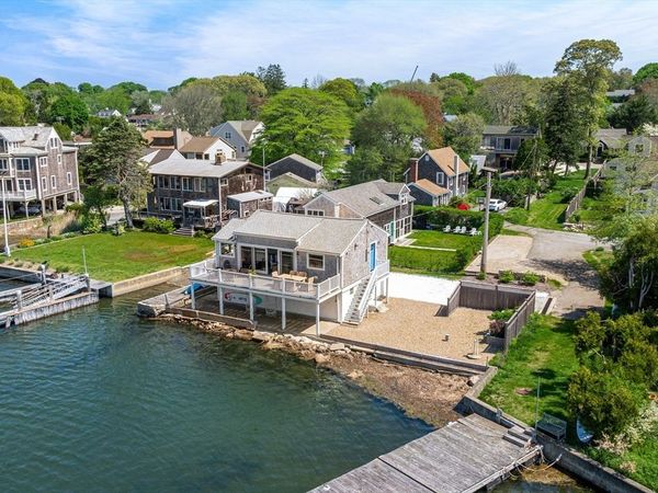 8 Bonneau Ct, Dartmouth, MA 02748