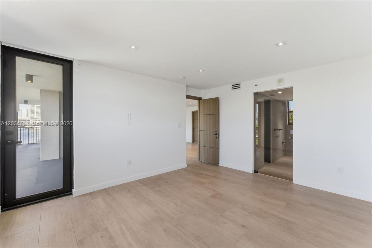 801 N Venetian Dr, Unit 308, Miami, FL 33139 Photo