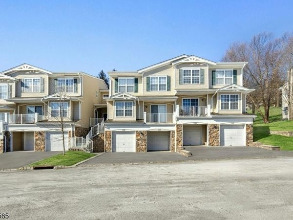 1028 Robin Ct, Green Brook, NJ 08812