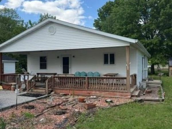 561 S Main Street , New Douglas, IL 62074