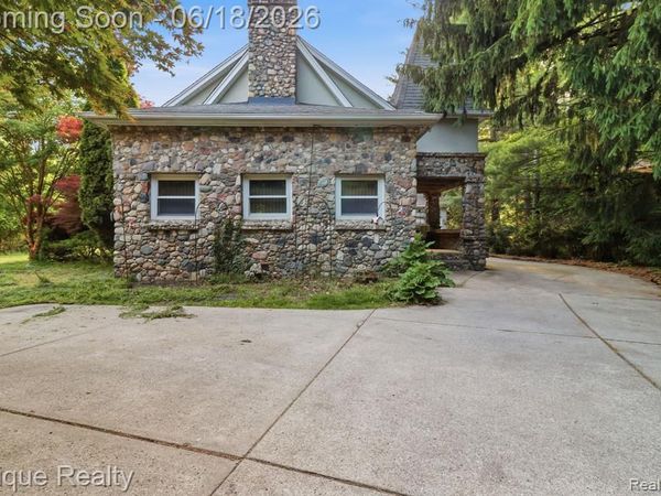 21085 Metroview Road, Farmington Hills, MI 48335