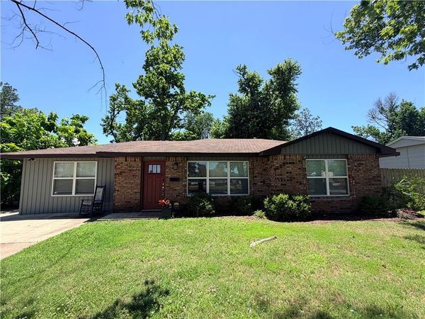 1006 SE 4th Street , Bentonville, AR 72712