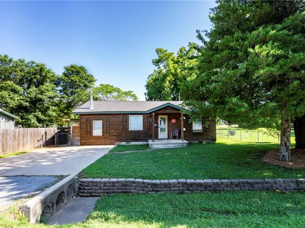 215 E Granite Street, Siloam Springs, AR 72761