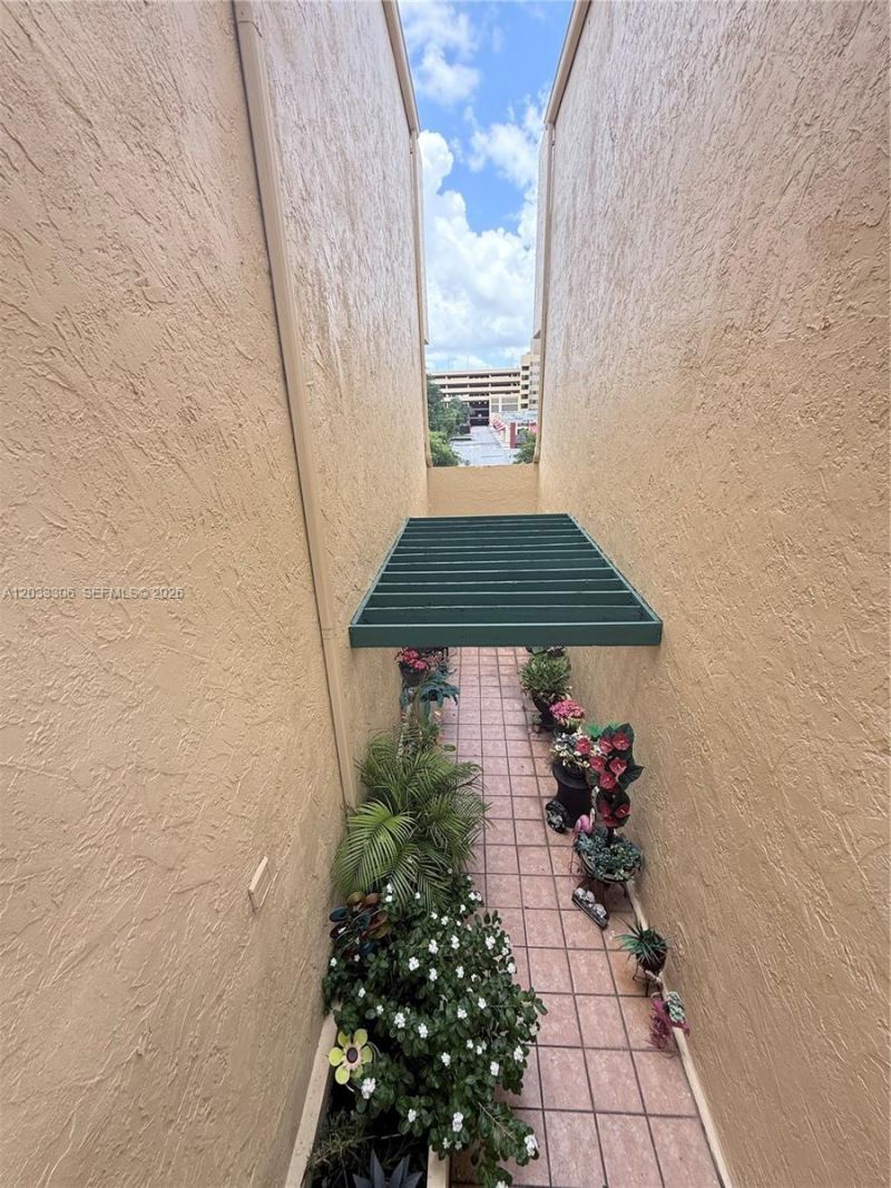 1975 W 44th Pl , Unit 401, Hialeah, FL 33012 Photo