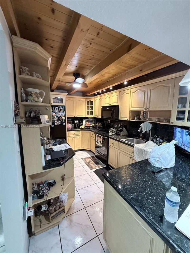 1975 W 44th Pl , Unit 401, Hialeah, FL 33012 Photo