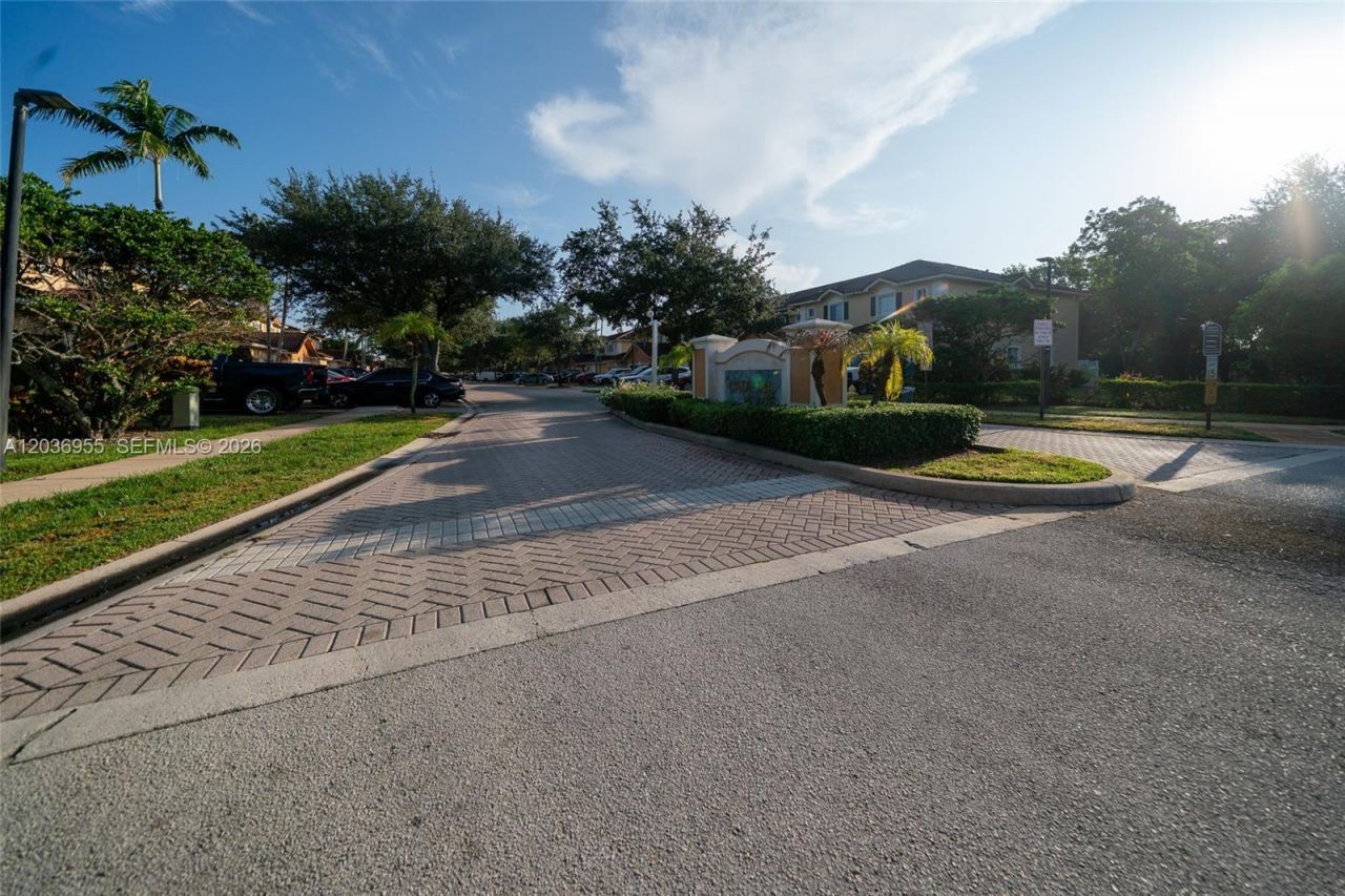 6453 Catalina Ln, Tamarac, FL 33321 Photo